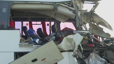 Impacto destrói parte do ônibus após colisão - Imagem: Reprodução |  TV Globo
