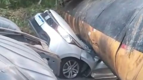 VÍDEO - carro é esmagado por carreta em acidente grave - Imagem: reprodução CM7 Brasil