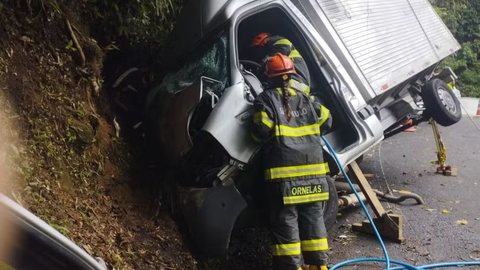 Acidente com caminhão deixa dois feridos na Serra da Oswaldo Cruz - Imagem: Reprodução/Corpo de Bombeiros