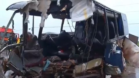 Um micro-ônibos bateu contra um caminhão na PA-150, entre Marabá e Nova Ipixuna, o acidente deixou 12 mortos. - Imagem: reprodução I TV Globo
