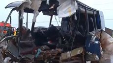 Um micro-ônibos bateu contra um caminhão na PA-150, entre Marabá e Nova Ipixuna, o acidente deixou 12 mortos. - Imagem: reprodução I TV Globo