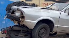 Moto ficou presa sob carro após acidente - Imagem: Verônica Andrean | EPTV
