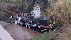 O motorista perdeu o controle do veículo, que caiu em um córrego, mas felizmente sofreu apenas ferimentos leves - Imagem: Divulgação / Artesp
