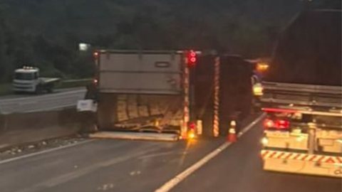 Pista sentido Curitiba ficou interditada após acidente no km 561,3 e foi liberada nesta manhã. - Imagem: Reprodução/@trafegoregis.