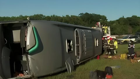 ônibus de viagem tomba em rodovia Brigadeiro Faria Lima - Imagem: Reprodução/TV Globo