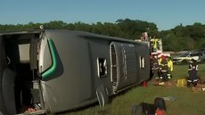 ônibus de viagem tomba em rodovia Brigadeiro Faria Lima - Imagem: Reprodução/TV Globo