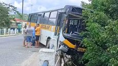 Acidente com ônibus escolar deixa ciclista ferido em Juquiá (SP). - Imagem: Reprodução/g1 Santos.
