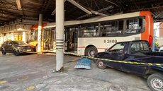 O incidente ocorreu na Avenida Heitor Penteado, e o motorista foi levado ao hospital com escoriações, mas sem gravidade - Imagem: Reprodução/Abraão Cruz/TV Globo