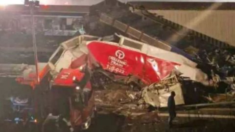 Acidente de trem fatal matou pelo menos 32 pessoas - Imagem: reprodução Twitter