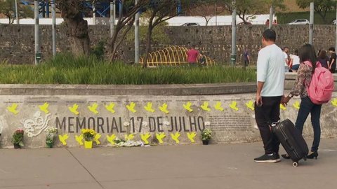 Familiares das vítimas do acidente com o avião da TAM, em 2007, deixa flores na praça que lembra as vítimas da maior tragédia da aviação brasileira - Imagem: Reprodução | Grupo Bom Dia