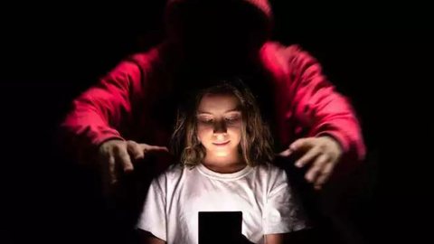 A Justiça do Trabalho mantém proibição de trabalho infantil artístico em plataformas como Facebook e Instagram, visando proteger crianças e adolescentes - Imagem: Reprodução/Redes Sociais