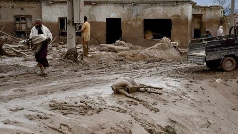 Inundações deixam mais de 300 pessoas mortas em terrenos agrícolas - Imagem: Reprodução | YouTube - @AFPTV / Atif ARYAN