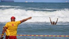Guarda-vidas reforçam a vigilância nas praias após série de afogamentos na temporada de verão. - Imagem: Divulgação/GBMar.