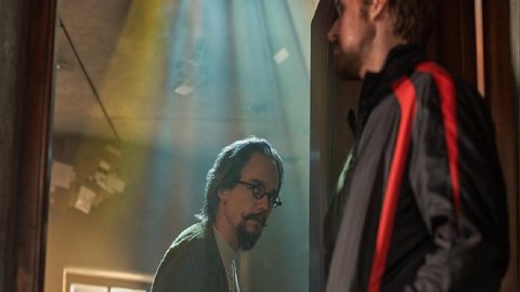 Wagner Moura em cena de "Agente Oculto", com Ryan Gosling - Imagem: Reprodução/Netflix
