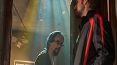 Wagner Moura em cena de "Agente Oculto", com Ryan Gosling - Imagem: Reprodução/Netflix