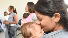 Em encontros abertos à comunidade, famílias aprendem sobre ordenha, armazenamento e “pega” correta do bebê - Imagem: Reprodução/Tony Winston/Agência Saúde-DF