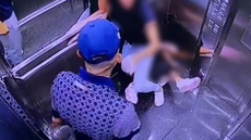 Agressão brutal dentro de elevador foi registrada por câmeras de segurança - Imagem: Reprodução
