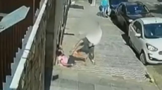 Homem foi agredido com socos e chutes, mas não reagiu - Imagem: Reprodução