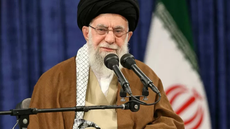 O aiatolá Ali Khamenei, líder supremo do Irã, durante pronunciamento - Imagem: Khamenei.ir / AFP