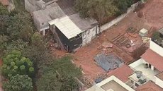 Água invadiu condomínios e colapsou muro de escola; Defesa Civil e Sabesp atuam para mitigar danos e restaurar serviços - Imagem: Reprodução / TV Globo