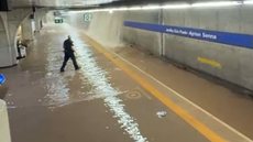 A estação Jardim São Paulo-Ayrton Senna foi inundada, com passageiros lutando para se manter em segurança durante a correnteza. - Imagem: Reprodução | X (Twitter)