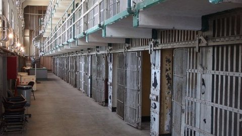 A queixa destaca a ausência de suporte legal e as condições desumanas enfrentadas por detentos no centro de detenção - Imagem: Reprodução / Pixabay