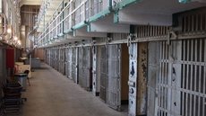 A queixa destaca a ausência de suporte legal e as condições desumanas enfrentadas por detentos no centro de detenção - Imagem: Reprodução / Pixabay