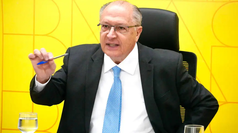 Geraldo Alckmin afirmou que o clã Bolsonaro estaria tentando desviar a atenção das discussões envolvendo o caso Banco Master - Imagem: Reprodução