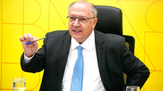 Geraldo Alckmin afirmou que o clã Bolsonaro estaria tentando desviar a atenção das discussões envolvendo o caso Banco Master - Imagem: Reprodução