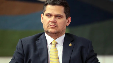 Davi Alcolumbre passou a ser alvo de questionamentos após revelações sobre reuniões com Daniel Vorcaro durante a tramitação da PEC dos precatórios - Imagem: Reprodução