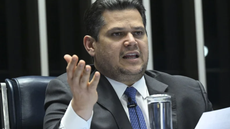 Alcolumbre afirma que o debate tem sido contaminado por interesses políticos - Imagem: Carlos Moura/Agência Senado