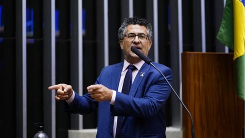 Relator da PEC destaca a importância de garantir direitos dos trabalhadores durante as negociações sobre a nova jornada de trabalho - Imagem: Reprodução/Pablo Valadares/Câmara dos Deputados