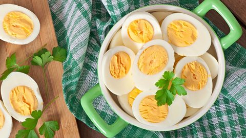 A alergia ao ovo pode ser fatal e precisa ser identificada o quanto antes, já que o alimento está presente na preparação de vários pratos - Imagem: Reprodução/Freepik