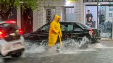 Chuva forte atinge a capital paulista; Inmet emite alerta laranja com risco de ventos de até 100 km/h. - Imagem: Alex Miranda/Ato Press/Folhapress