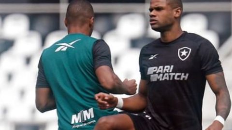 O Botafogo não vence há quatro partidas no Brasileirão, viu sua vantagem na liderança "derreter" e agora liga o alerta vermelho - Imagem: Reprodução/Instagram @botafogo