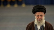 Khamenei diz que Trump não conseguirá derrubá-lo e ameaça afundar porta-aviões dos EUA em meio a negociações nucleares. - Imagem: Reprodução