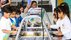 Nutricionistas da rede municipal elaborarão refeições personalizadas, assegurando a adequação nutricional para cada aluno matriculado nas escolas. - Imagem: Divulgação / Prefeitura de São Bernardo do Campo