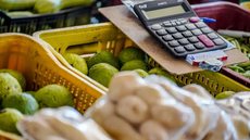 Preços de itens como cebola, arroz e leite impulsionam a queda - Imagem: Reprodução / Rafa Neddermeyer / Agência Brasil