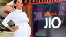 Aline Midlej apresentando o jornal "J10" do Globo News - Imagem: reprodução/Globo News