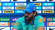 Alisson deixa o campo após sentir lesão muscular durante partida pelo Liverpool - Imagem: Reprodução