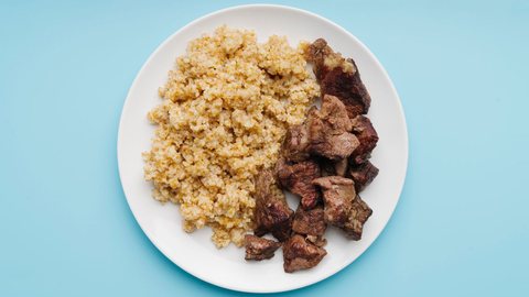 Almoço nas escolas funcionará de segunda a sexta-feira, das 11h às 13h30 - Imagem: Reprodução / Freepik