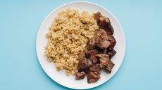 Almoço nas escolas funcionará de segunda a sexta-feira, das 11h às 13h30 - Imagem: Reprodução / Freepik