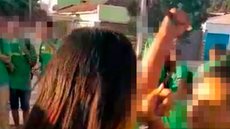 VÍDEO - aluna é esfaqueada em briga na saída de escola - Imagem: reprodução redes sociais