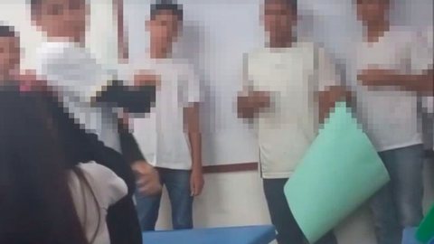 Adolescente ataca rosto de aluna com golpes de caneta; vídeo é forte - Imagem: reprodução redes sociais