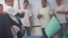 Adolescente ataca rosto de aluna com golpes de caneta; vídeo é forte - Imagem: reprodução redes sociais