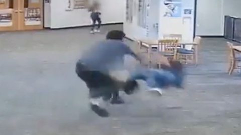 VÍDEO - aluno espanca e deixa professora inconsciente dentro de escola - Imagem: reprodução Twitter