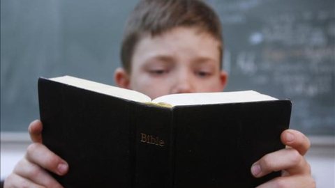 Negar o acesso à Bíblia nas escolas é ignorar sua importância como patrimônio cultural e fonte de valores éticos e humanos. - Imagem: Reprodução | Freepik