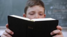 Negar o acesso à Bíblia nas escolas é ignorar sua importância como patrimônio cultural e fonte de valores éticos e humanos. - Imagem: Reprodução | Freepik