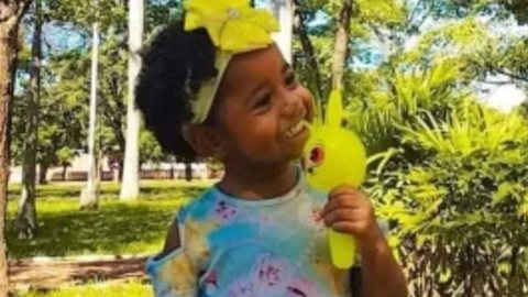 Mãe recebeu foto da filha amarrada antes de saber da morte da criança e denuncia suspeito improvável - Imagem: arquivo pessoal