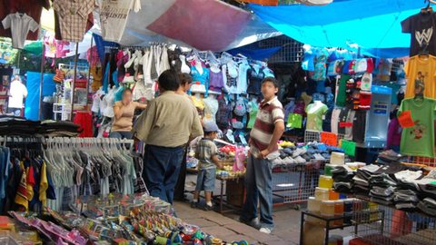 Ambulantes temem a miséria após o aumento de preços com a taxação de produtos importados - Imagem: Reprodução | TV Globo